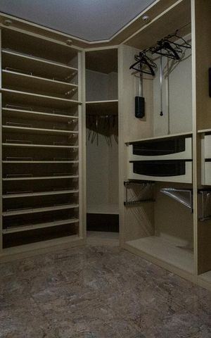 Casa à venda com 435m², 3 quartos e 6 vagas Casa à venda com 435m², 3 quartos e 6 vagasCloset da Suíte 2