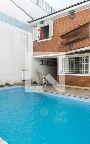 Casa à venda com 213m², 3 quartos e 2 vagas Casa à venda com 213m², 3 quartos e 2 vagasÁrea de Serviço / Piscina