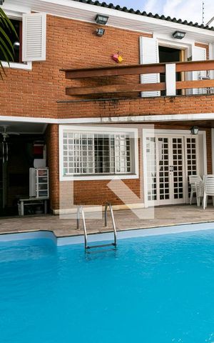 Casa à venda com 213m², 3 quartos e 2 vagas Casa à venda com 213m², 3 quartos e 2 vagasÁrea de Serviço / Piscina