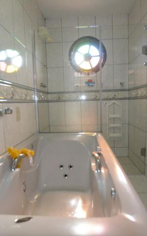 Casa à venda com 136m², 3 quartos e 2 vagasBanheiro da suíte 2 - Banheira