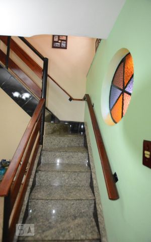 Casa à venda com 136m², 3 quartos e 2 vagasEscada para As Suíte