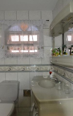 Casa à venda com 136m², 3 quartos e 2 vagasBanheiro da suíte 2