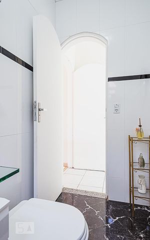 Casa à venda com 311m², 5 quartos e 6 vagas Casa à venda com 311m², 5 quartos e 6 vagasLavabo do quintal Gourmet