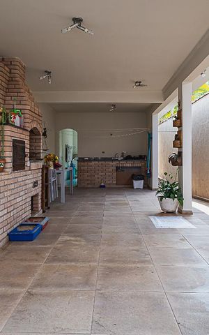 Casa à venda com 311m², 5 quartos e 6 vagas Casa à venda com 311m², 5 quartos e 6 vagasQuintal Gourmet
