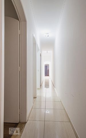Casa à venda com 311m², 5 quartos e 6 vagas Casa à venda com 311m², 5 quartos e 6 vagasCorredor
