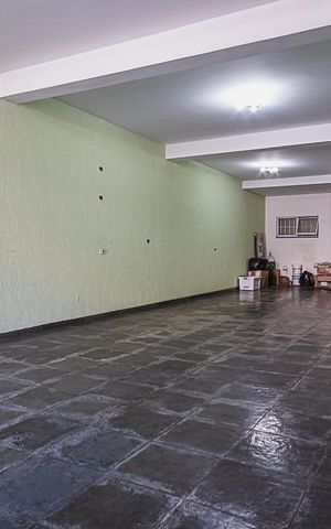 Casa à venda com 311m², 5 quartos e 6 vagas Casa à venda com 311m², 5 quartos e 6 vagasGaragem
