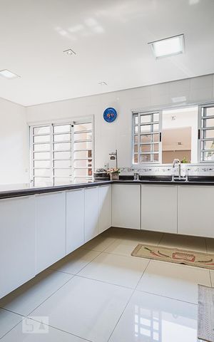 Casa à venda com 311m², 5 quartos e 6 vagas Casa à venda com 311m², 5 quartos e 6 vagasCozinha