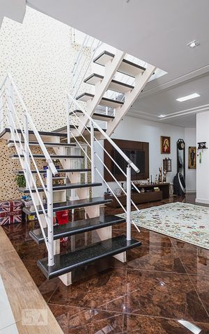 Casa à venda com 311m², 5 quartos e 6 vagas Casa à venda com 311m², 5 quartos e 6 vagasSala