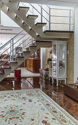 Casa à venda com 311m², 5 quartos e 6 vagas Casa à venda com 311m², 5 quartos e 6 vagasSala