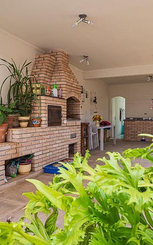 Casa à venda com 311m², 5 quartos e 6 vagas Casa à venda com 311m², 5 quartos e 6 vagasQuintal Gourmet