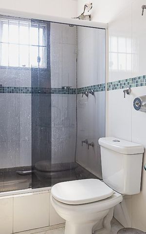 Casa à venda com 311m², 5 quartos e 6 vagas Casa à venda com 311m², 5 quartos e 6 vagasBanheiro da Suíte 3 e 4