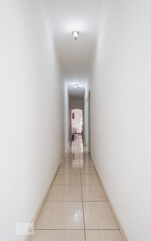 Casa à venda com 311m², 5 quartos e 6 vagas Casa à venda com 311m², 5 quartos e 6 vagasCorredor