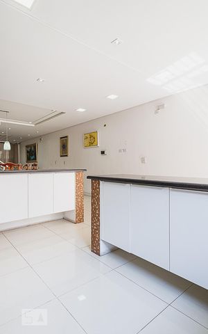 Casa à venda com 311m², 5 quartos e 6 vagas Casa à venda com 311m², 5 quartos e 6 vagasCozinha