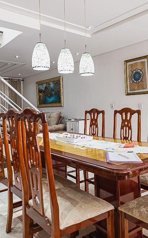 Casa à venda com 311m², 5 quartos e 6 vagas Casa à venda com 311m², 5 quartos e 6 vagasSala de Jantar