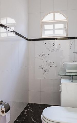 Casa à venda com 311m², 5 quartos e 6 vagas Casa à venda com 311m², 5 quartos e 6 vagasLavabo do quintal Gourmet