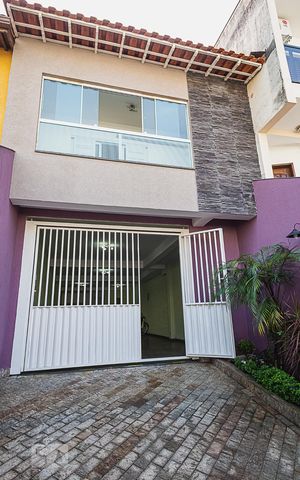 Casa à venda com 311m², 5 quartos e 6 vagas Casa à venda com 311m², 5 quartos e 6 vagasFachada