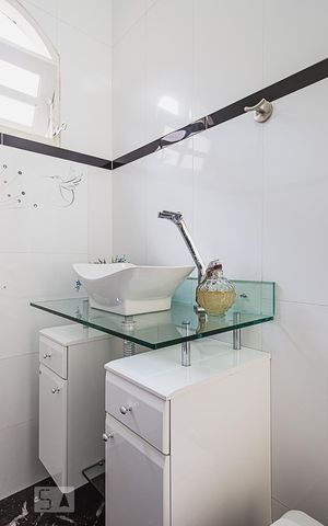Casa à venda com 311m², 5 quartos e 6 vagas Casa à venda com 311m², 5 quartos e 6 vagasLavabo do quintal Gourmet