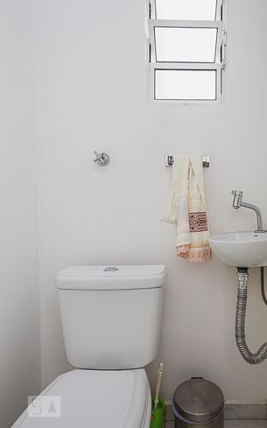 Casa à venda com 311m², 5 quartos e 6 vagas Casa à venda com 311m², 5 quartos e 6 vagasLavabo do piso superior
