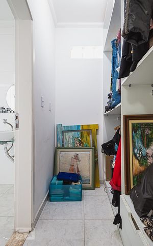 Casa à venda com 311m², 5 quartos e 6 vagas Casa à venda com 311m², 5 quartos e 6 vagasCloset da suíte 2