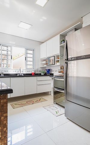Casa à venda com 311m², 5 quartos e 6 vagas Casa à venda com 311m², 5 quartos e 6 vagasCozinha
