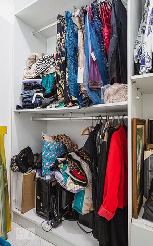 Casa à venda com 311m², 5 quartos e 6 vagas Casa à venda com 311m², 5 quartos e 6 vagasCloset da suíte 2
