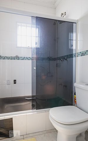 Casa à venda com 311m², 5 quartos e 6 vagas Casa à venda com 311m², 5 quartos e 6 vagasBanheiro da Suíte 3 e 4