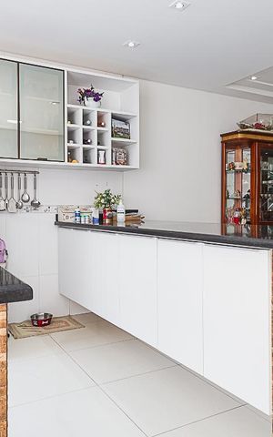 Casa à venda com 311m², 5 quartos e 6 vagas Casa à venda com 311m², 5 quartos e 6 vagasCozinha