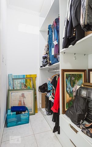 Casa à venda com 311m², 5 quartos e 6 vagas Casa à venda com 311m², 5 quartos e 6 vagasCloset da suíte 2