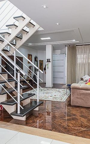 Casa à venda com 311m², 5 quartos e 6 vagas Casa à venda com 311m², 5 quartos e 6 vagasSala