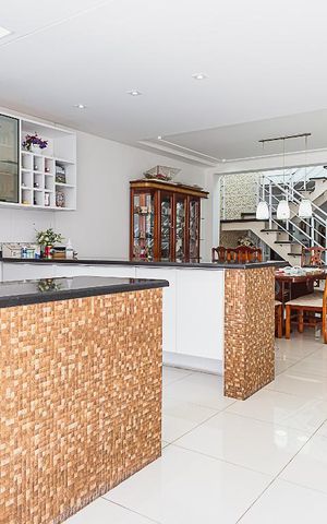 Casa à venda com 311m², 5 quartos e 6 vagas Casa à venda com 311m², 5 quartos e 6 vagasCozinha