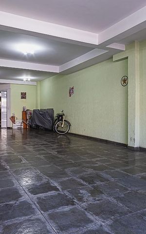 Casa à venda com 311m², 5 quartos e 6 vagas Casa à venda com 311m², 5 quartos e 6 vagasGaragem