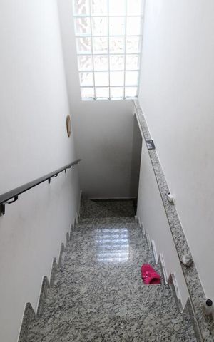 Casa à venda com 231m², 6 quartos e 2 vagasEscada