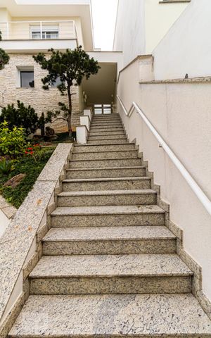 Casa à venda com 276m², 3 quartos e 3 vagas Casa à venda com 276m², 3 quartos e 3 vagasEscada da Entrada