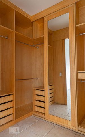 Apartamento para alugar com 200m², 3 quartos e 1 vaga Apartamento para alugar com 200m², 3 quartos e 1 vagaCloset do quarto