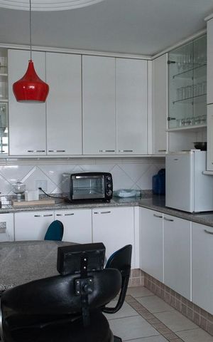 Casa à venda com 300m², 8 quartos e 6 vagas Casa à venda com 300m², 8 quartos e 6 vagasCOZINHA