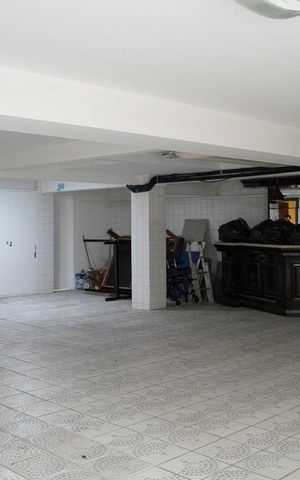 Casa à venda com 300m², 8 quartos e 6 vagas Casa à venda com 300m², 8 quartos e 6 vagasGARAGEM