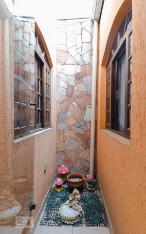 Casa de condomínio à venda com 180m², 3 quartos e 2 vagas Casa de condomínio à venda com 180m², 3 quartos e 2 vagasJardim de Inverno