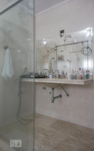Casa à venda com 550m², 8 quartos e 8 vagasBanheiro da Suíte 1