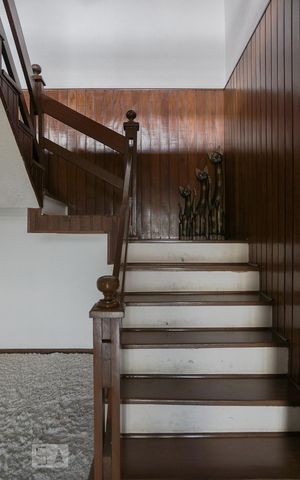 Casa à venda com 550m², 8 quartos e 8 vagasEscadas