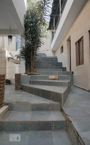 Casa à venda com 550m², 8 quartos e 8 vagasEscadas