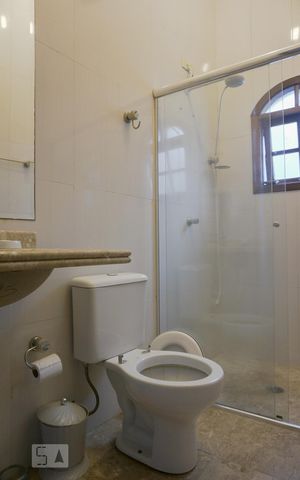 Casa à venda com 550m², 8 quartos e 8 vagasBanheiro da Suíte 2