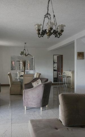 Casa à venda com 550m², 8 quartos e 8 vagasSala