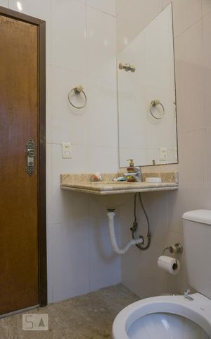 Casa à venda com 550m², 8 quartos e 8 vagasBanheiro da Suíte 2