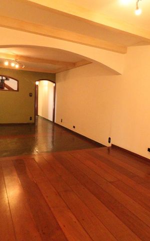 Casa à venda com 300m², 5 quartos e 2 vagasSala