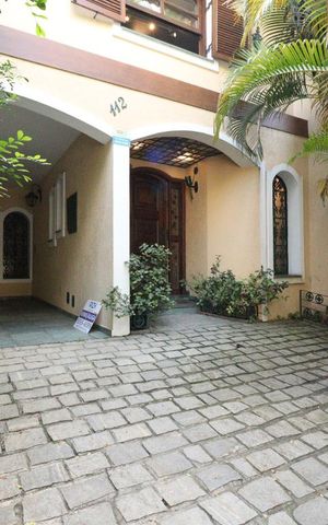 Casa à venda com 300m², 5 quartos e 2 vagasFachada