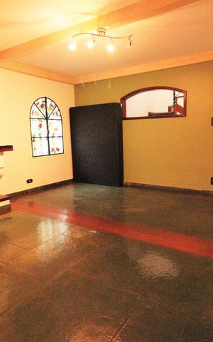 Casa à venda com 300m², 5 quartos e 2 vagasSala