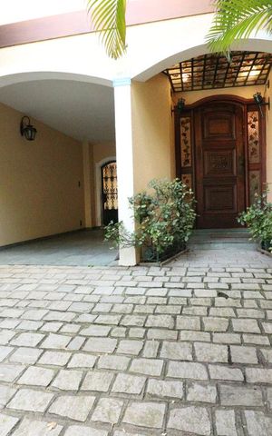 Casa à venda com 300m², 5 quartos e 2 vagasFachada