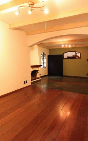 Casa à venda com 300m², 5 quartos e 2 vagasSala