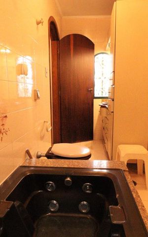Casa à venda com 300m², 5 quartos e 2 vagasBanheiro 1
