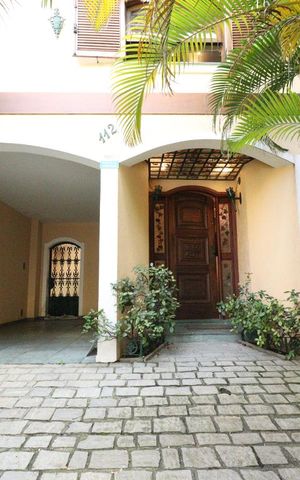 Casa à venda com 300m², 5 quartos e 2 vagasFachada